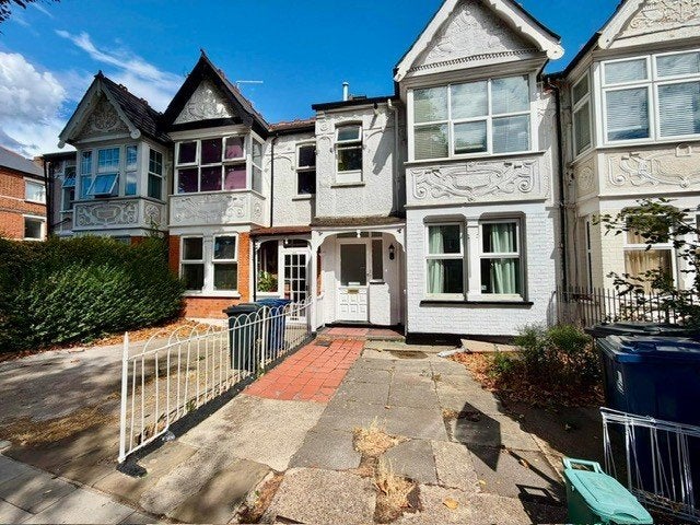 Flat Northfield Avenue in Greater London