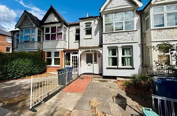 Flat Northfield Avenue in Greater London