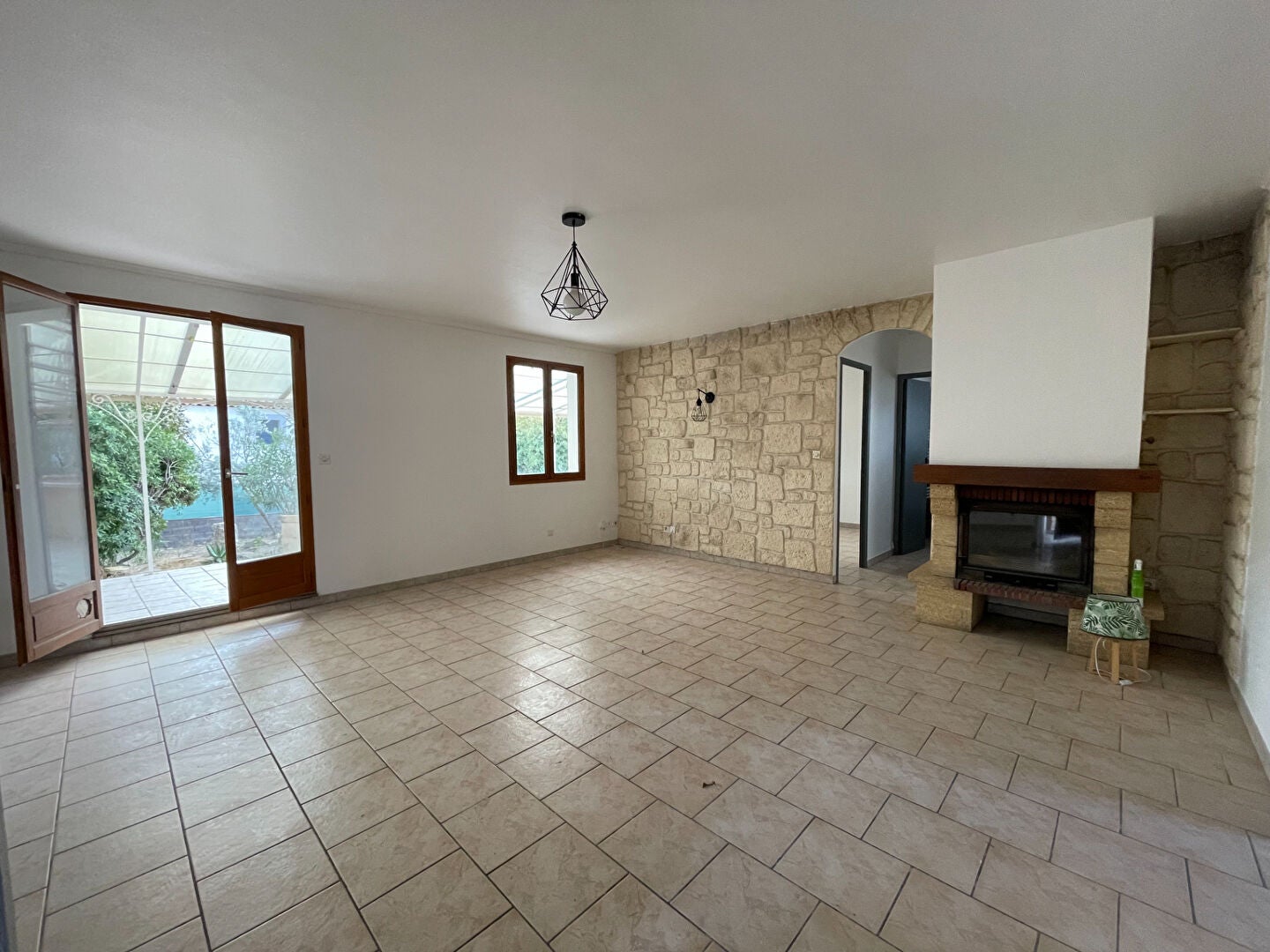 House Rue de la Pomme de Pin in La Fare-les-Oliviers