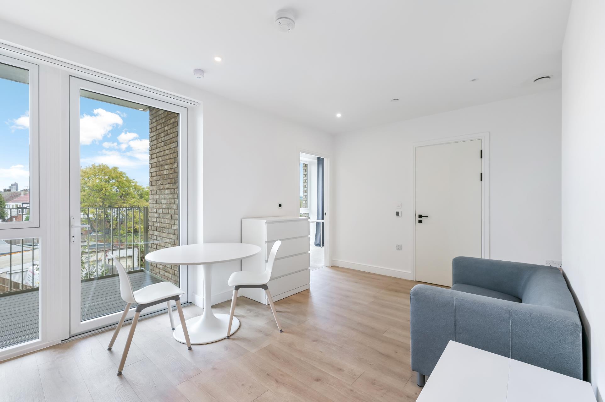 Flat Beresford Avenue in Greater London