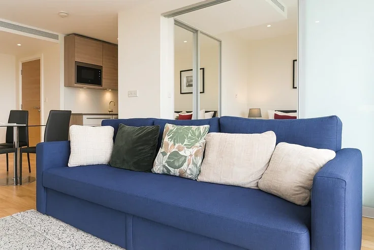 Flat Nine Elms Lane in Greater London