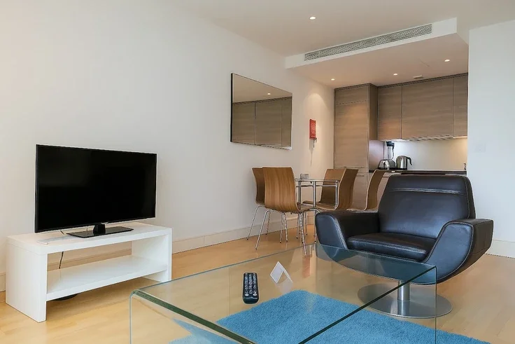 Flat Nine Elms Lane in Greater London
