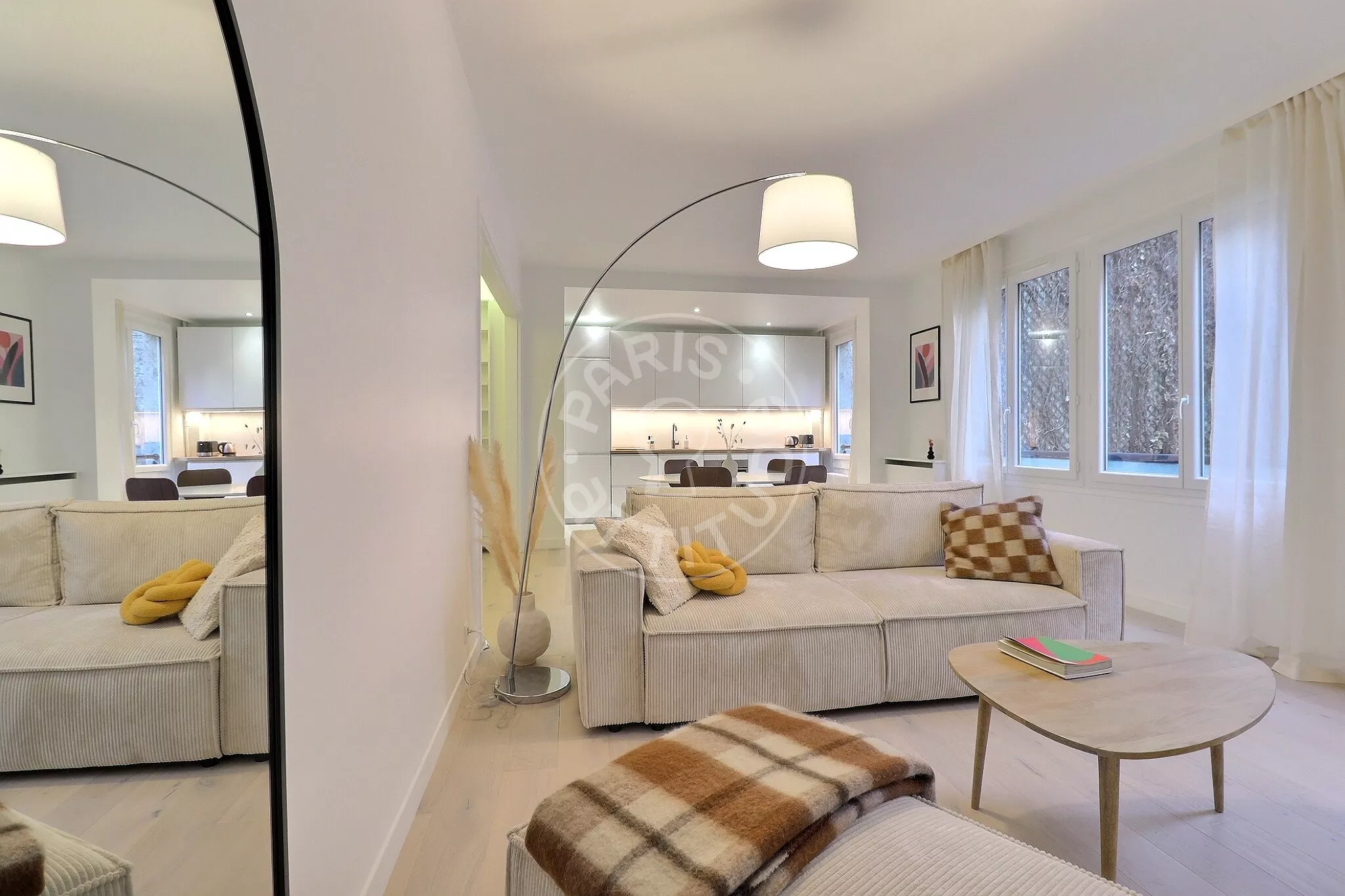 Flat Rue Mesnil in Paris