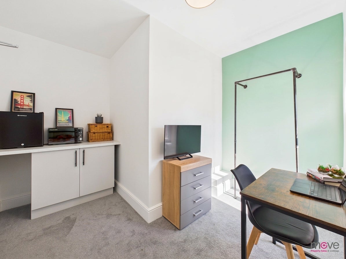 Room Bristol Road in Gloucester