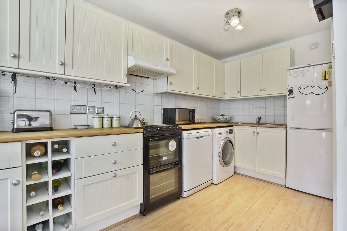 Room Lymington Road in Greater London