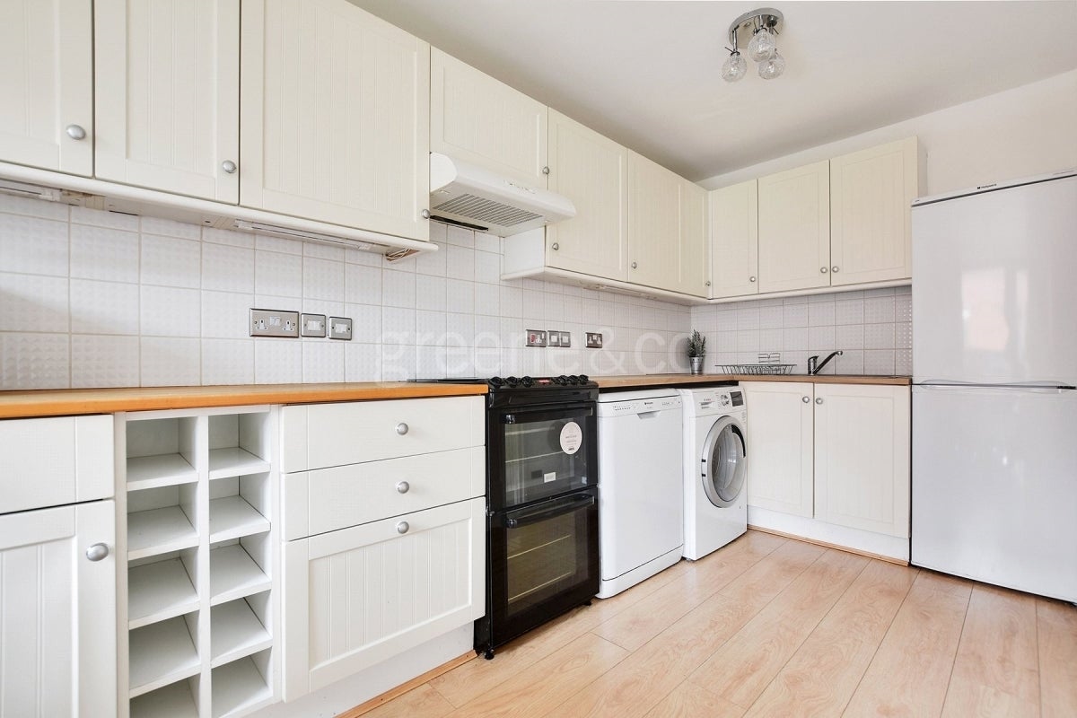 Room Lymington Road in Greater London