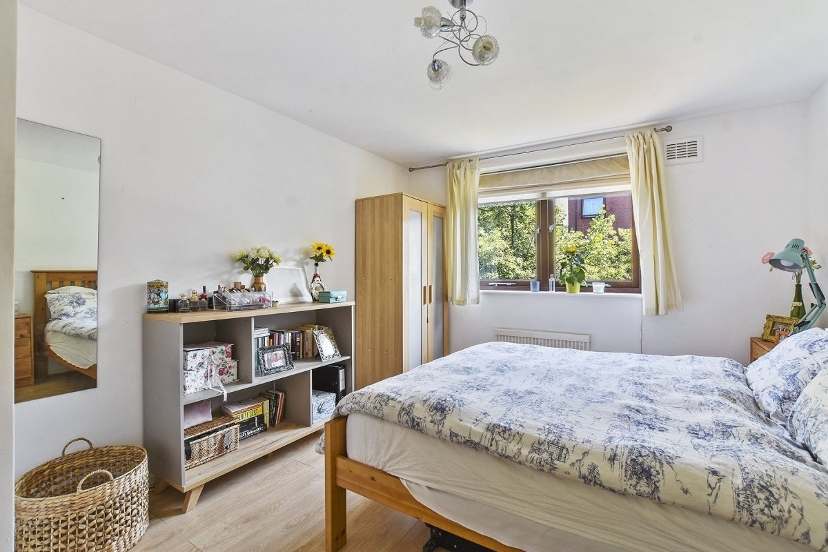 Room Lymington Road in Greater London
