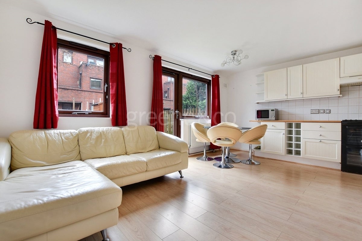 Room Lymington Road in Greater London
