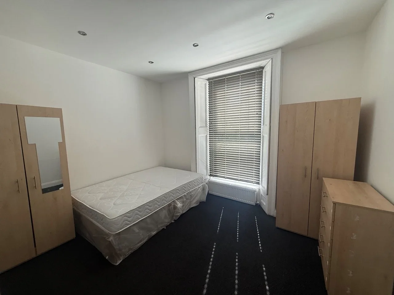 Flat Cleveland Road in Greater London