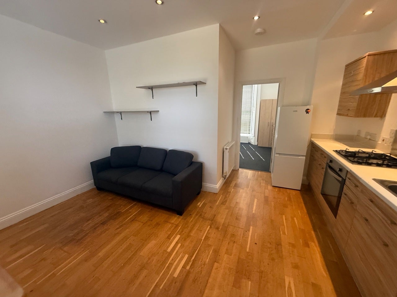 Flat Cleveland Road in Greater London