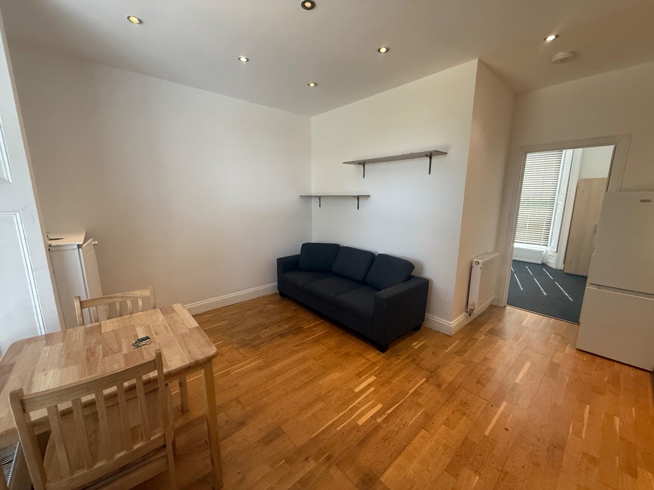 Flat Cleveland Road in Greater London