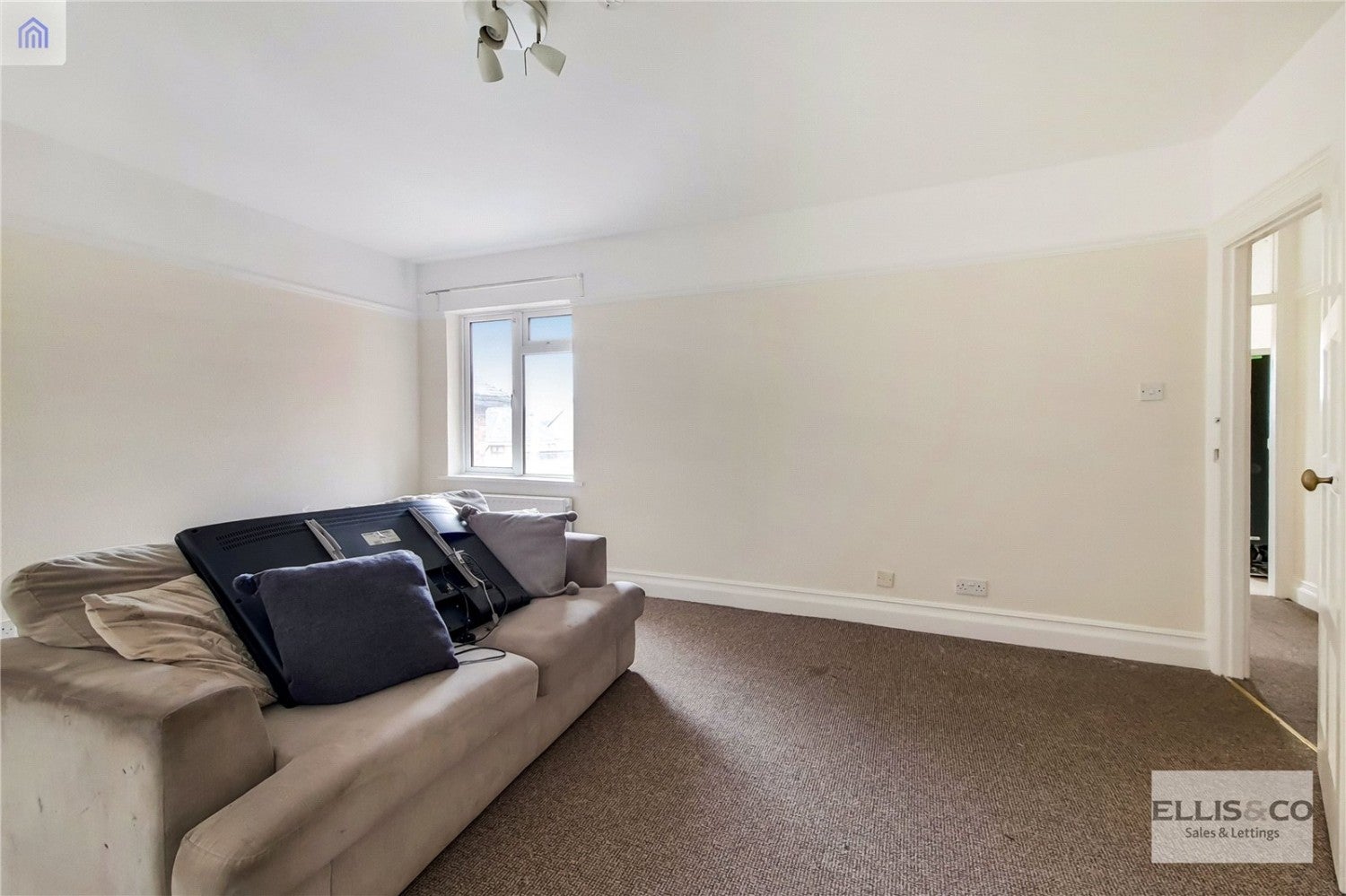 Flat Kenton Road in Greater London