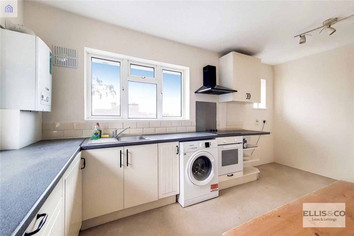 Flat Kenton Road in Greater London