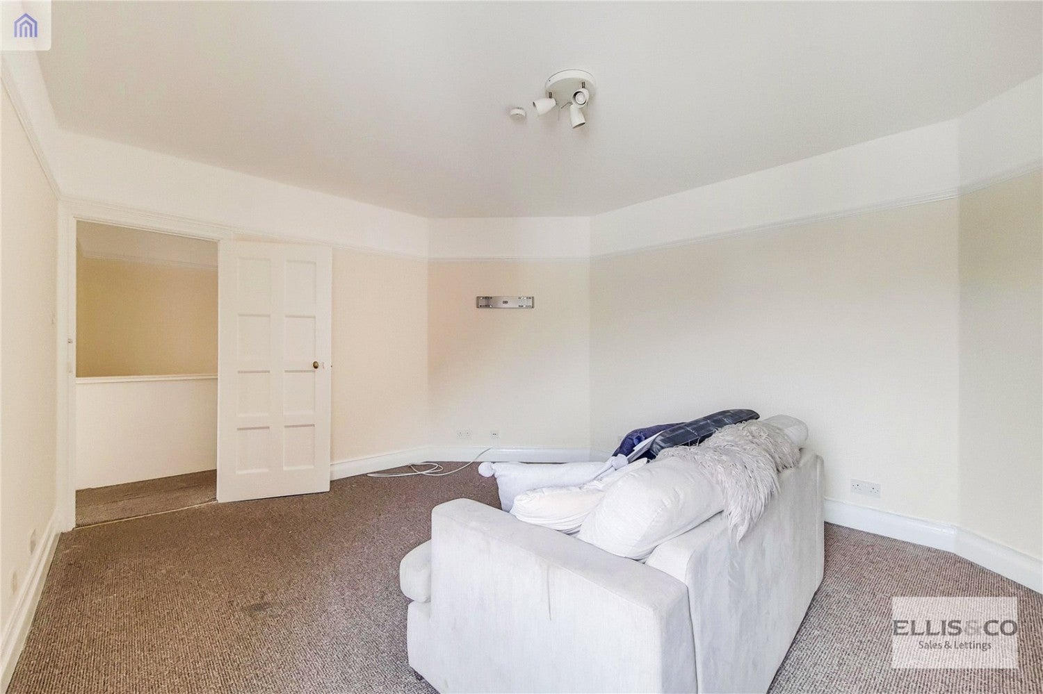 Flat Kenton Road in Greater London