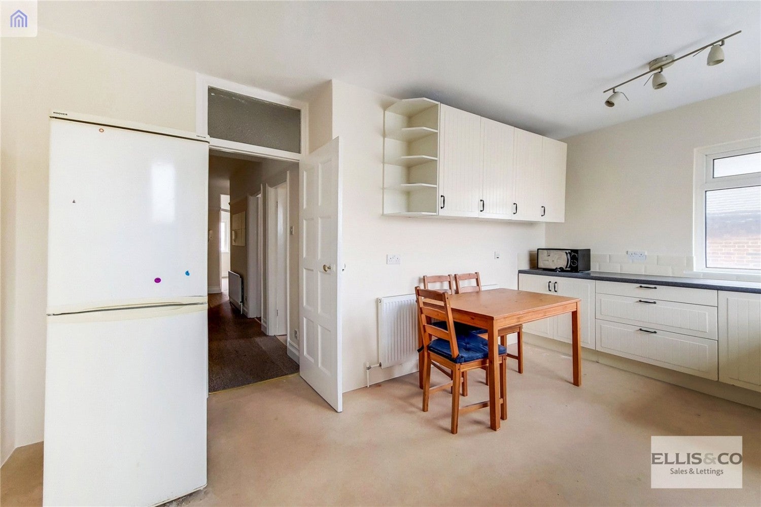 Flat Kenton Road in Greater London
