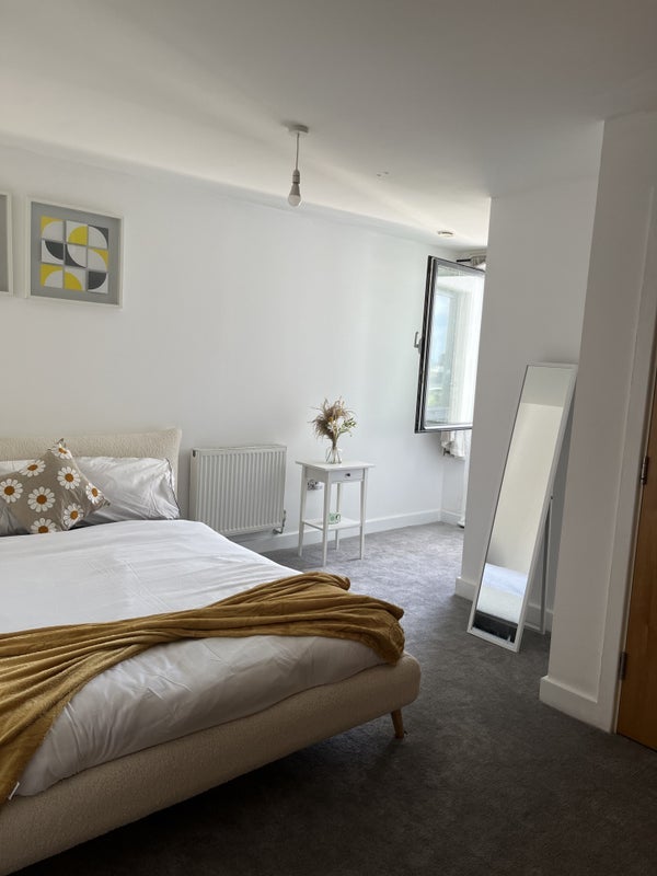 Flat Warton Road in Greater London