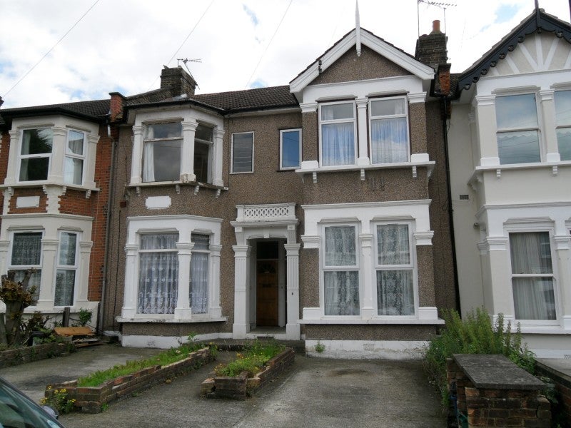 Flat Seymour Gardens in Greater London