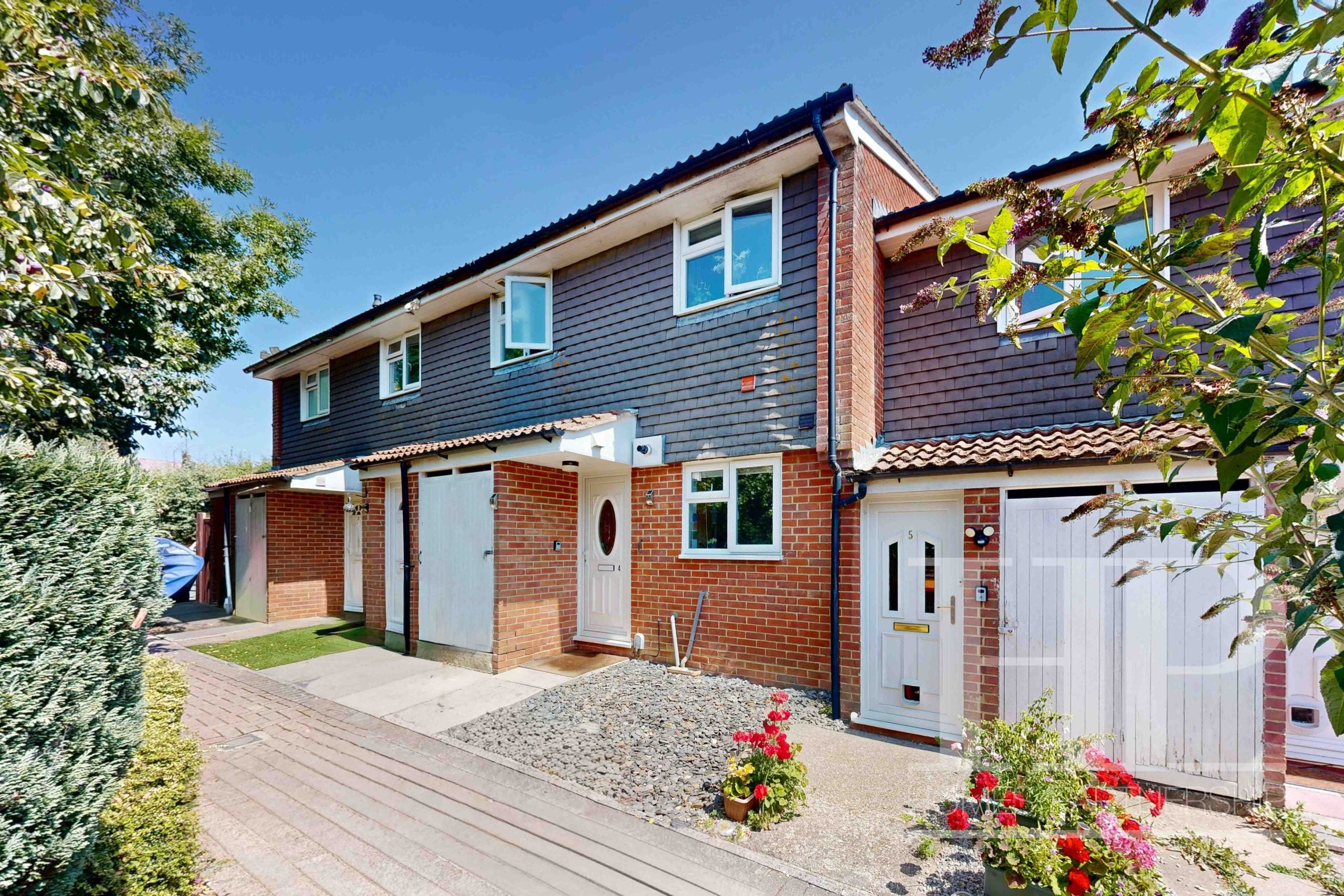 Flat Hunter Road in Crawley