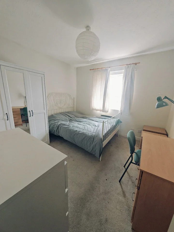 Flat Wheat Sheaf Close in Greater London