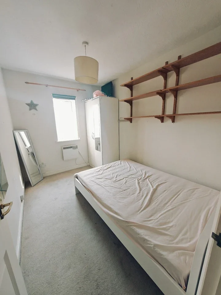 Flat Wheat Sheaf Close in Greater London