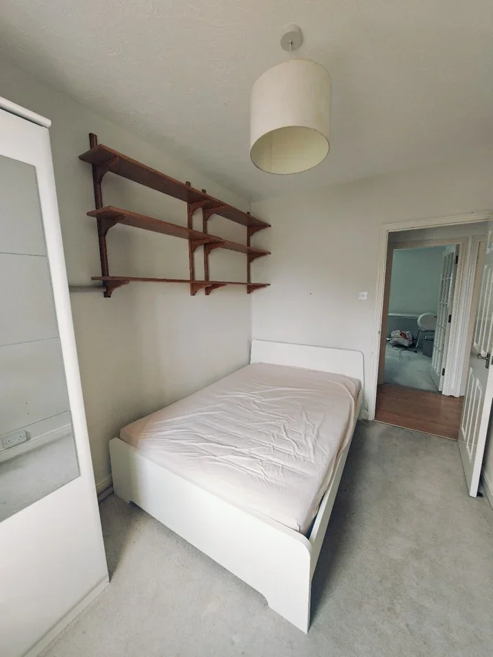 Flat Wheat Sheaf Close in Greater London