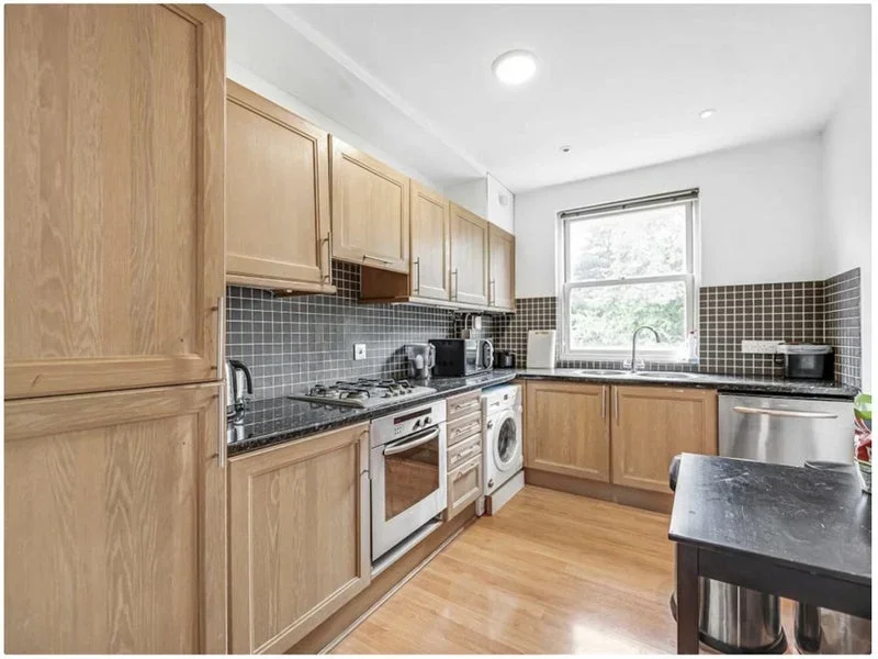 Flat Ifield Road in Greater London