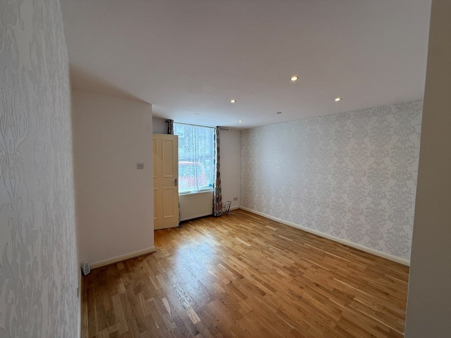 Flat Stafford Road in Caterham