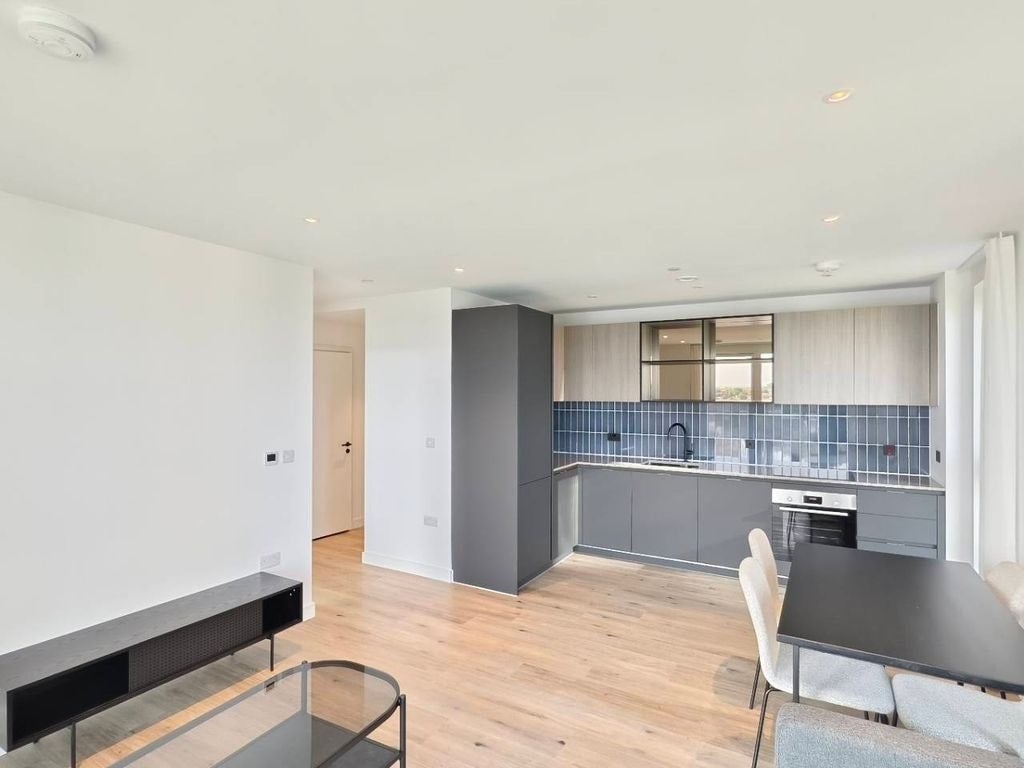 Flat Cedrus Avenue in Greater London