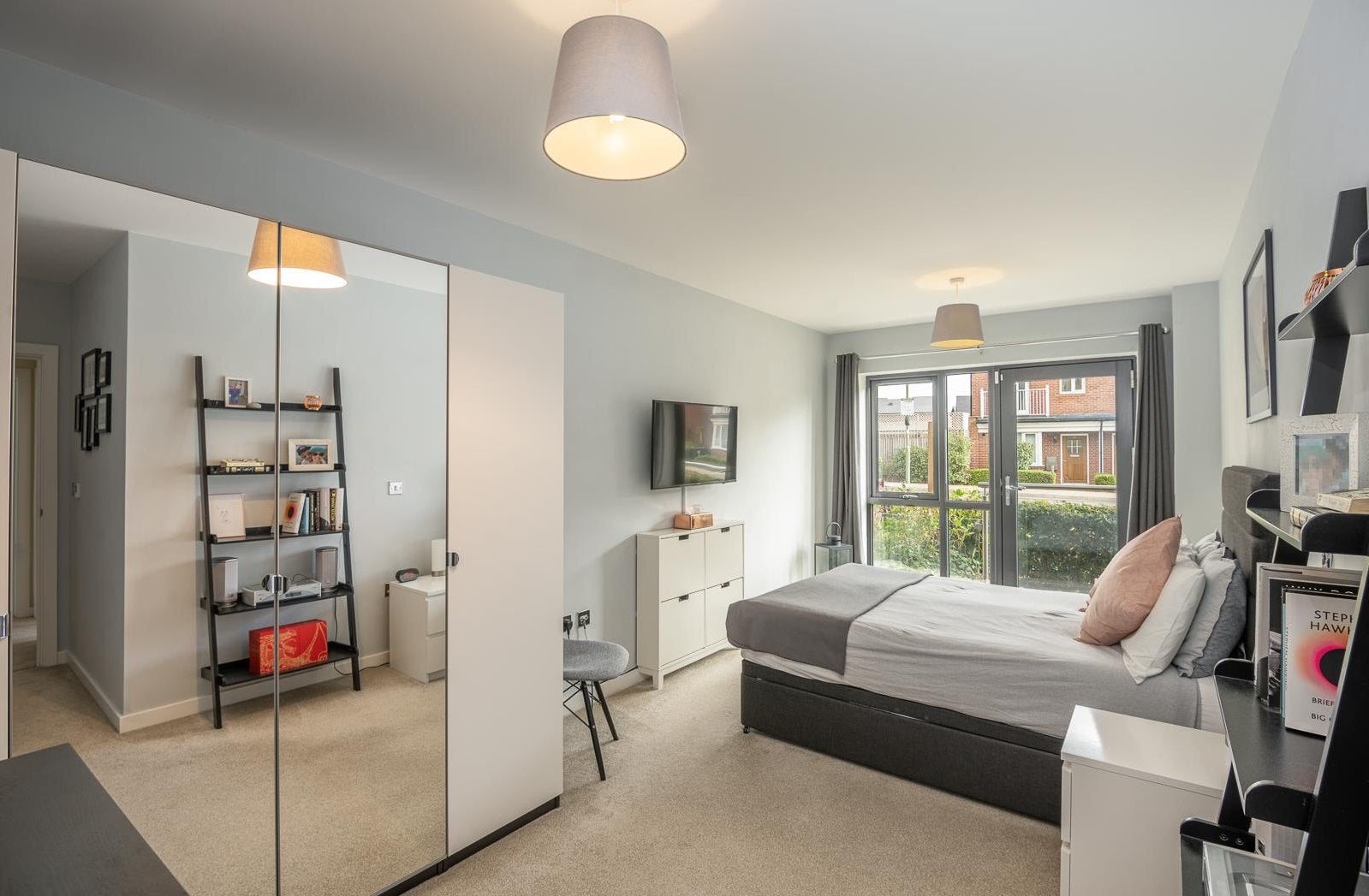 Flat Inglis Way in Greater London