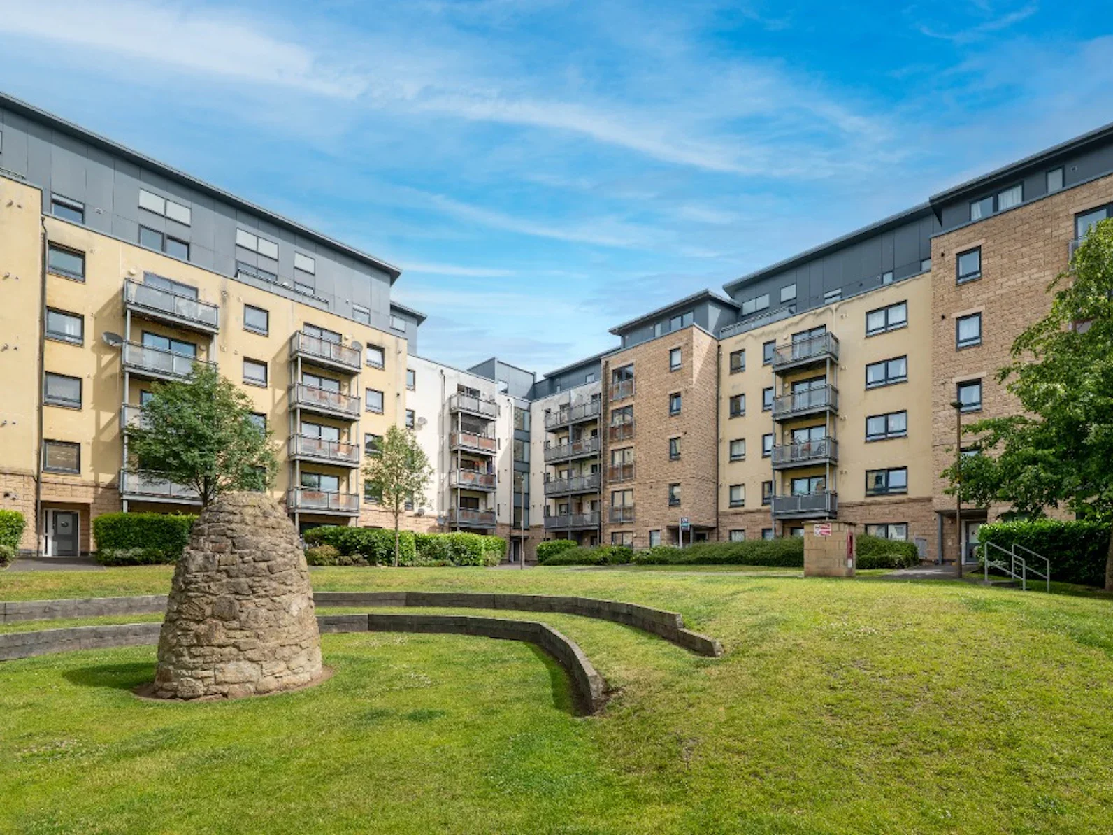 Flat Hawkhill Close in City of Edinburgh