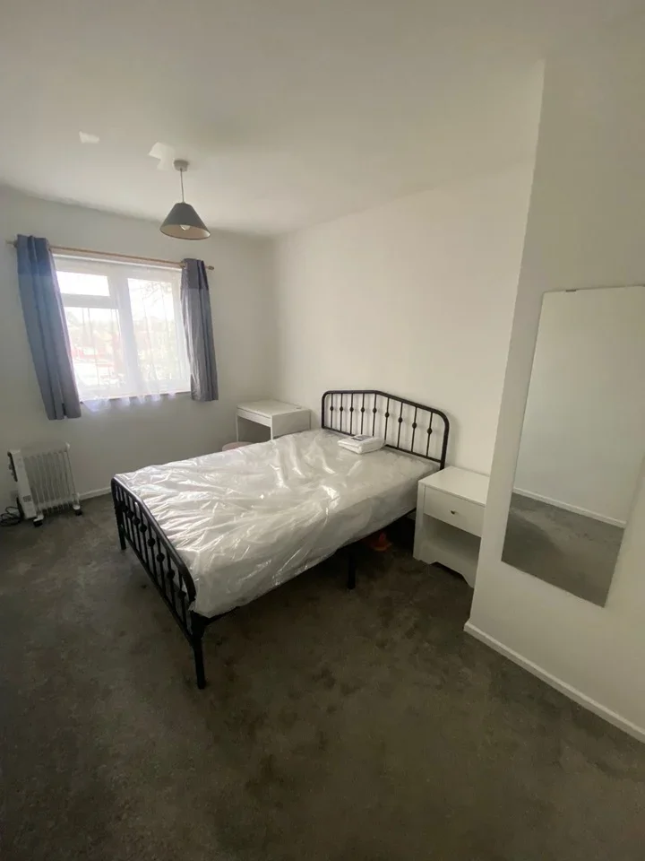 Room Larch Crescent in Greater London