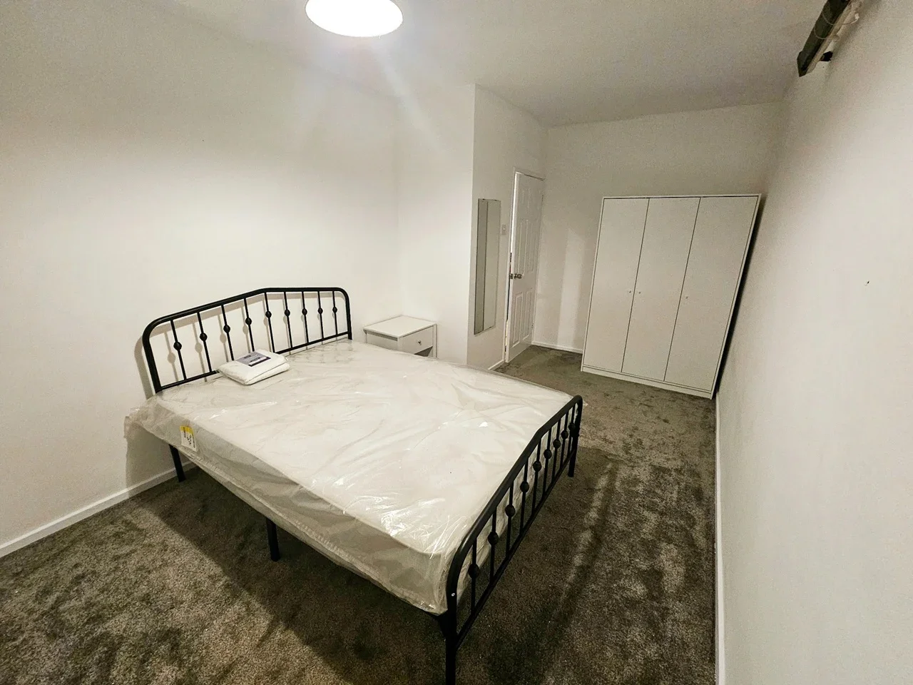Room Larch Crescent in Greater London