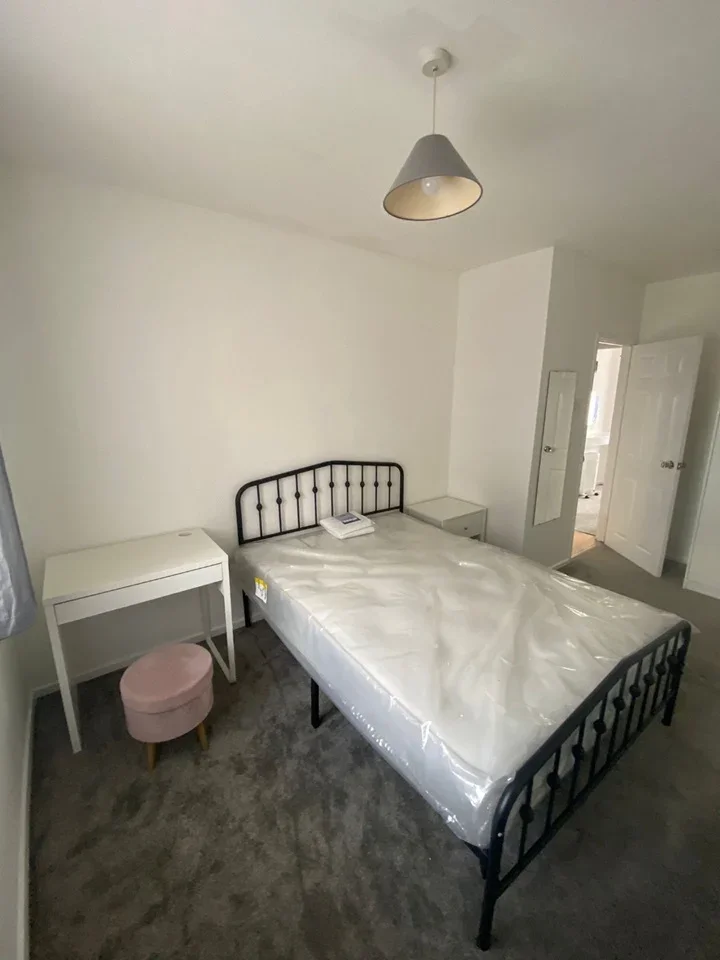 Room Larch Crescent in Greater London