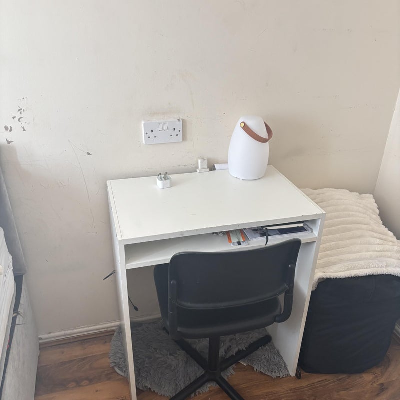 Room Grasshaven Way in Greater London