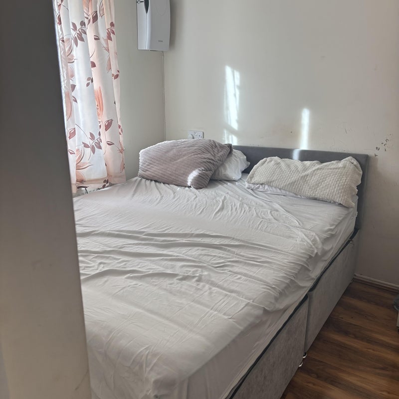 Room Grasshaven Way in Greater London