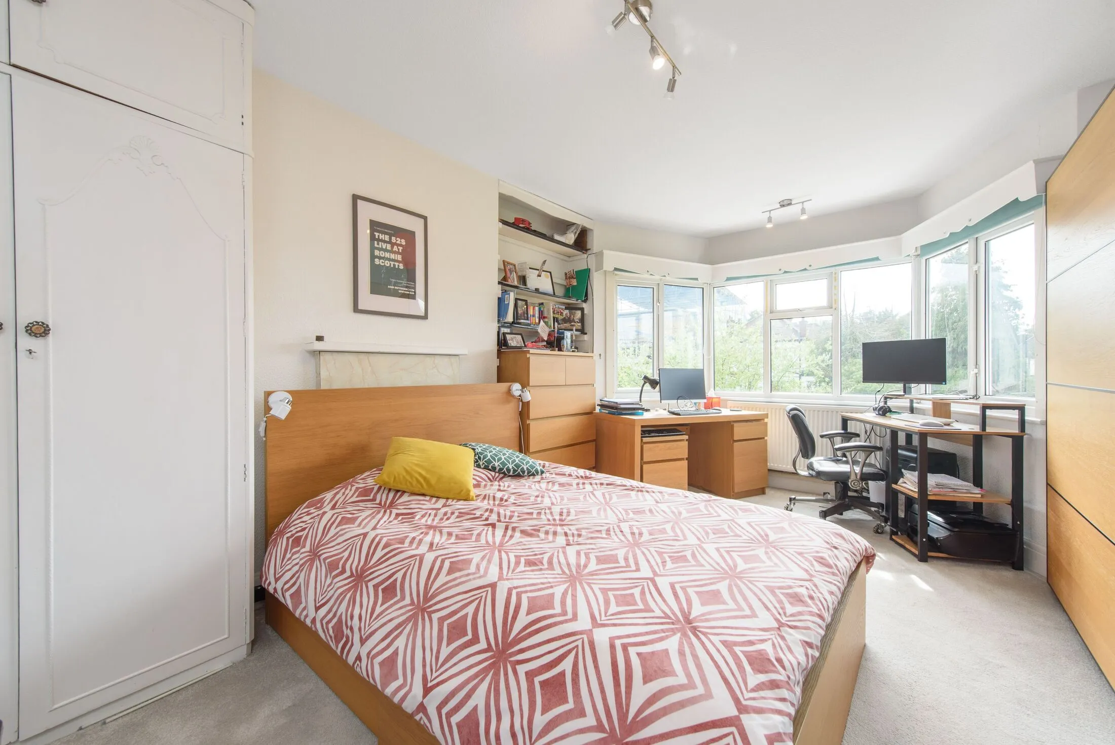 Flat Greyhound Hill in Greater London