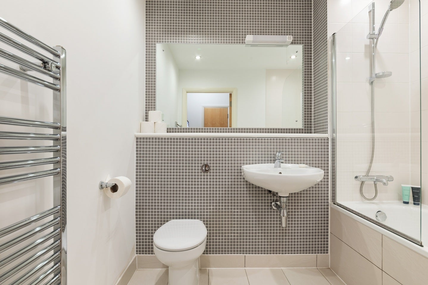 Flat Larden Road in Greater London