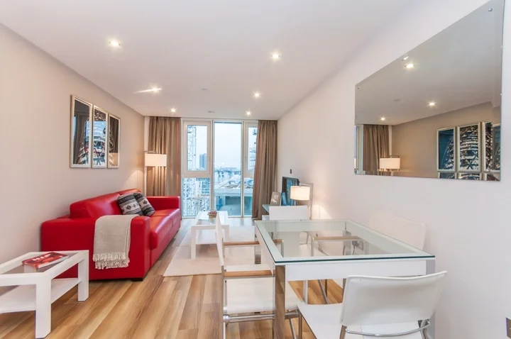 Flat Alie Street in Greater London