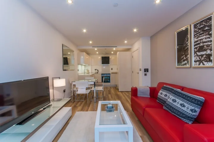 Flat Alie Street in Greater London