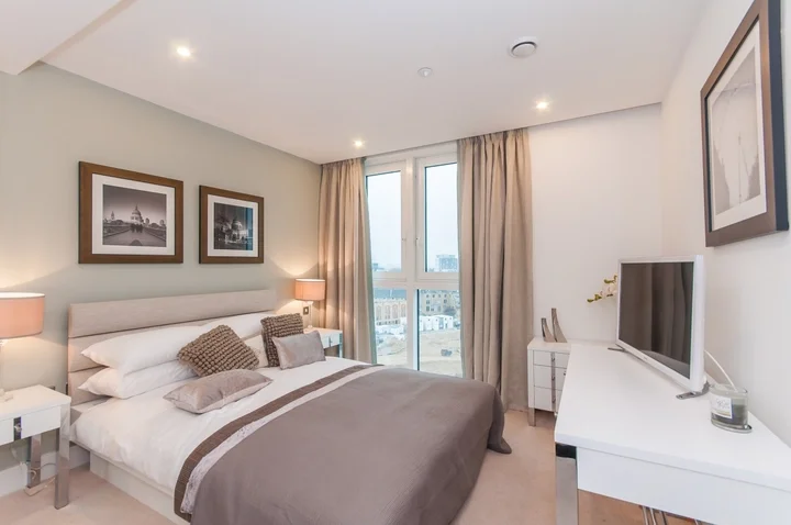 Flat Alie Street in Greater London