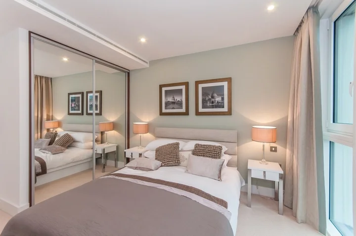 Flat Alie Street in Greater London