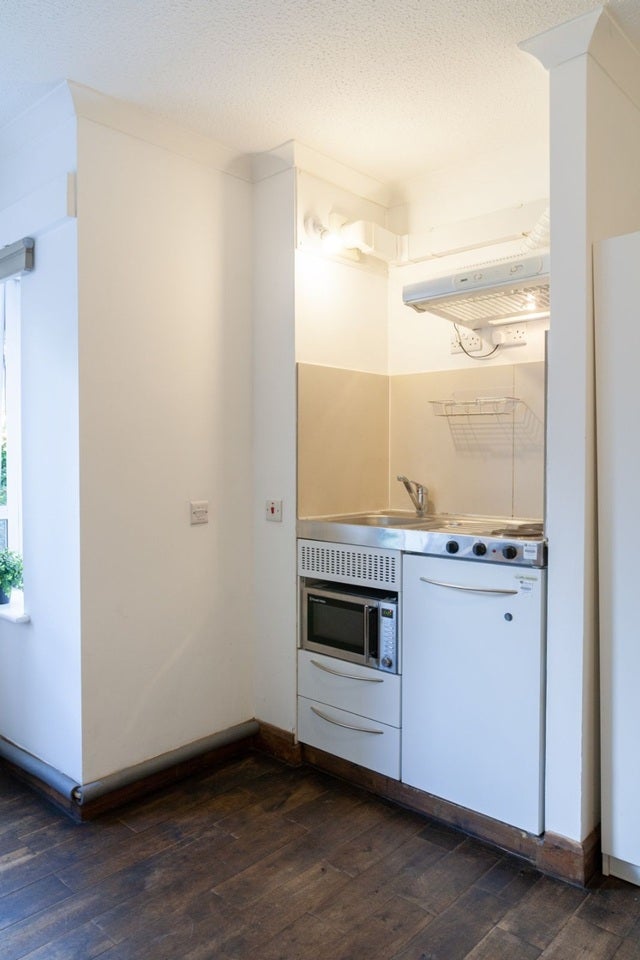 Flat Mapesbury Road in Greater London
