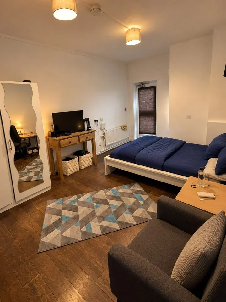 Flat Mapesbury Road in Greater London
