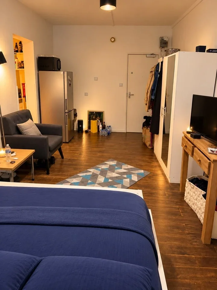 Flat Mapesbury Road in Greater London