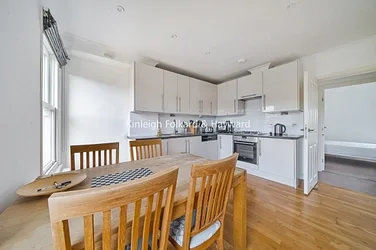 Flat Fairbridge Road in Greater London