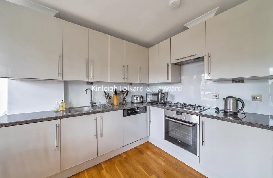 Flat Fairbridge Road in Greater London