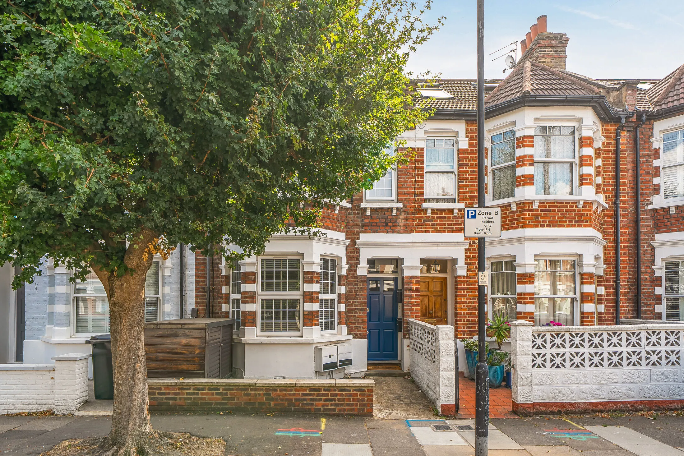 Flat Fielding Road in Greater London