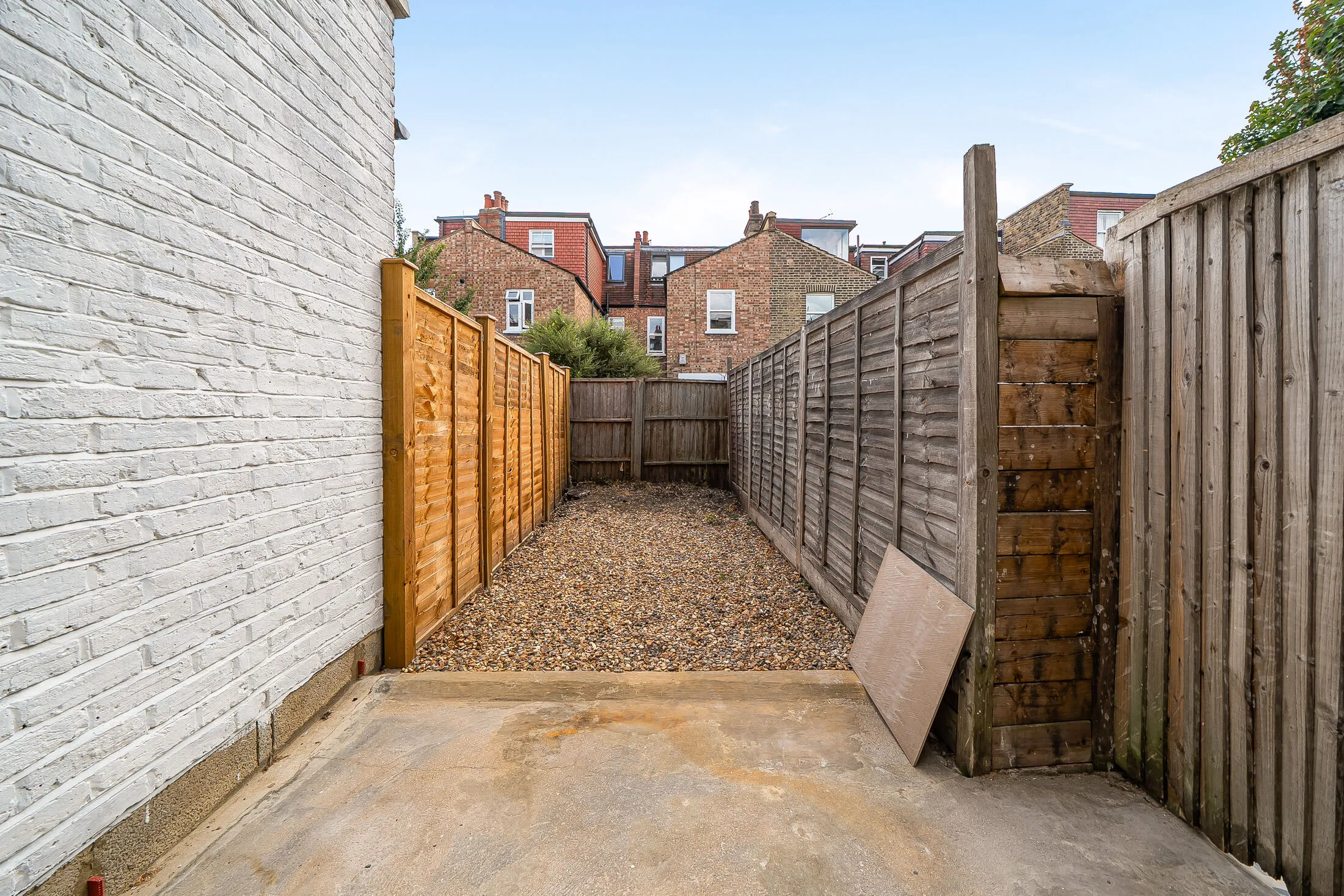 Flat Fielding Road in Greater London