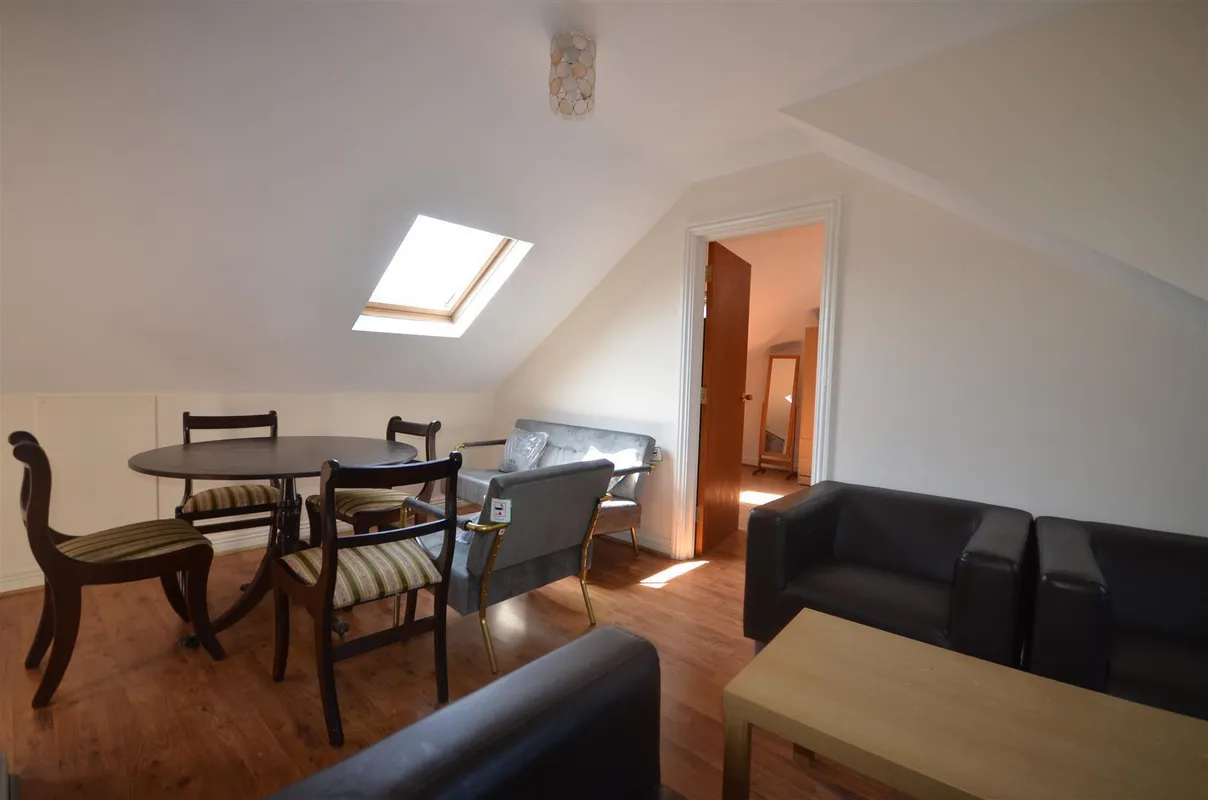 Flat Rushout Avenue in Greater London