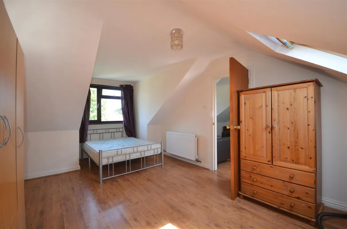 Flat Rushout Avenue in Greater London